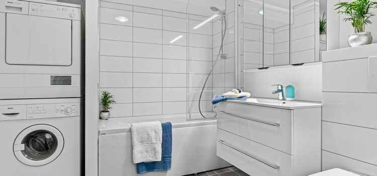 Badrumsspegel med belysning: En guide till stil och funktion